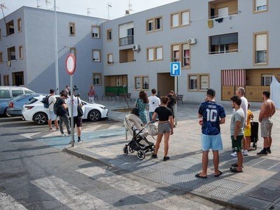 Dvaja maskovaní muži na motocykli, dlhá strelná zbraň a desiatky nábojníc rozhádzaných po ulici. Španielske letovisko Isla Cristina zažilo krvavý útok, pri ktorom zomreli tri osoby vrátane ženy v ôsmom mesiaci tehotenstva. Polícia preveruje, či išlo o ďalšiu kapitolu niekoľkoročnej vendety medzi znepriatelenými rodinami.