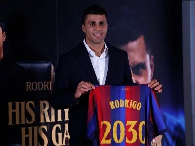 Hráč Barcelony Rodri pózuje