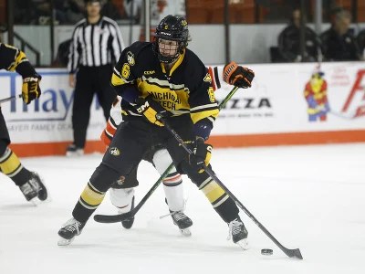 Útočník tímu Michigan Tech