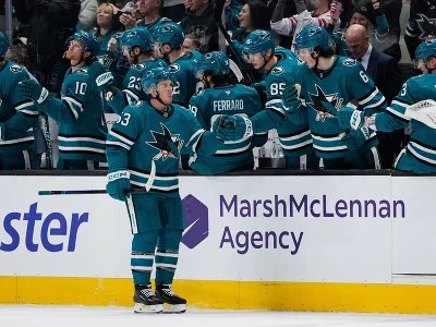 Jeff Skinner oslavuje gól