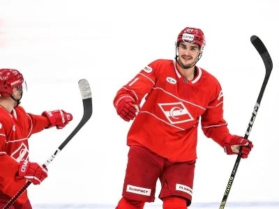 Adam Ružička (vpravo) oslavuje