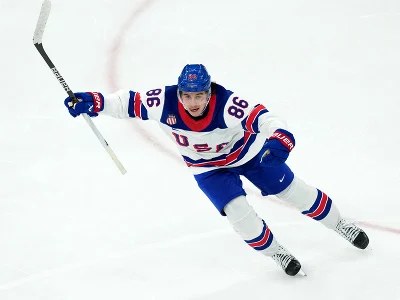 Jack Hughes oslavuje zlatý